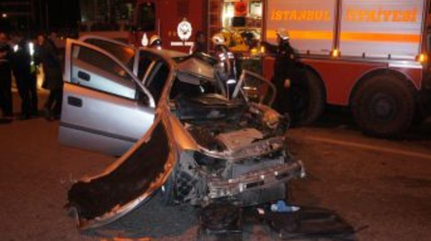 Maltepe'de Kaza: Ara&ccedil; I&ccedil;inde Sıkışan S&uuml;r&uuml;c&uuml; G&uuml;&ccedil;l&uuml;kle &Ccedil;ıkarıldı