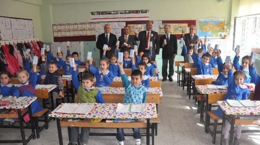 Soma'da Okul S&uuml;t&uuml; Dağıtımı Başladı