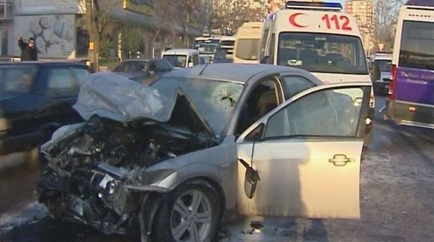 Ankara&rsquo;da Otomobil Ile Minib&uuml;s Kafa Kafaya &Ccedil;arpıştı: 1&lsquo;i Ağır, 7 Yaralı