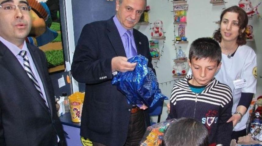 Başkan Karahan&rsquo;dan Hasta &Ccedil;ocuklara Oyuncak