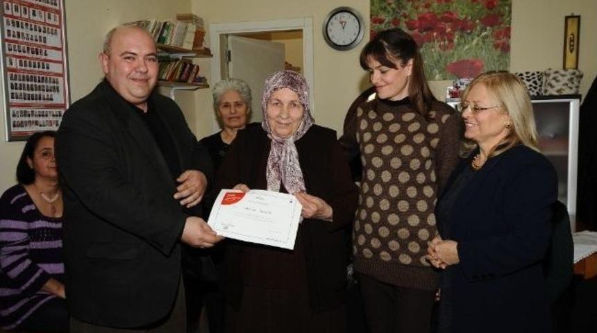 80 Yaşındaki Hamide Nine&rsquo;nin Okuma Azmi