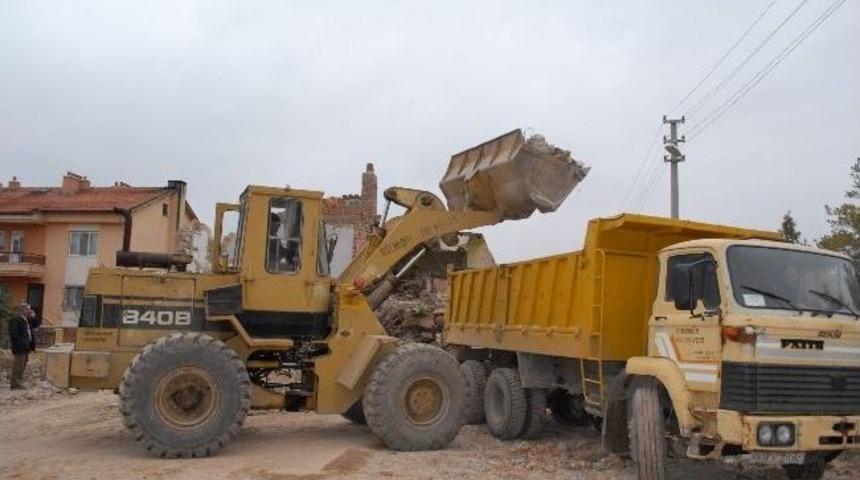 Bolvadin'de Belediye Lojmanları Yıkıldı