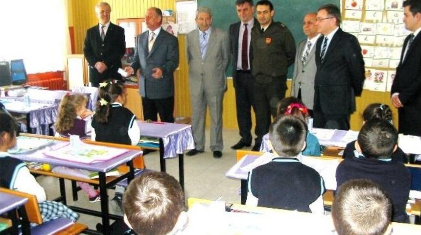 Gediz Kaymakamı &Ccedil;orumluoğlu, &Ouml;ğrencilerle Birlikte S&uuml;t İ&ccedil;ti