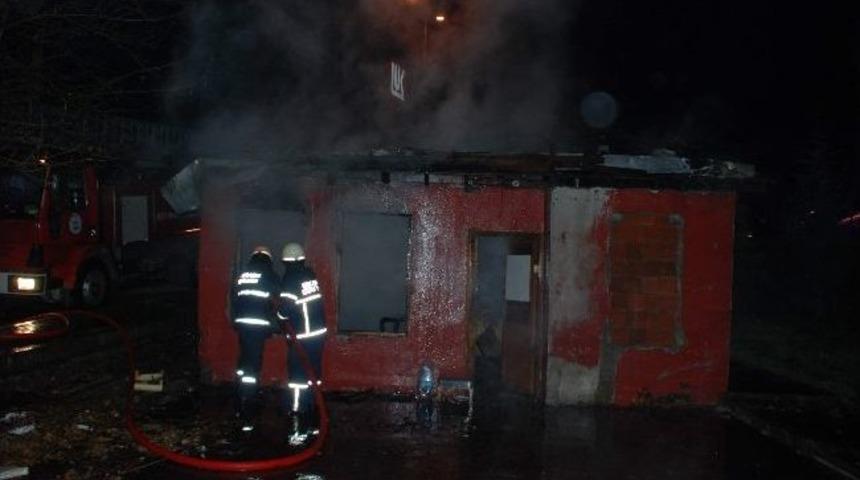 Kullanılmayan Gecekondu Alev Alev Yandı