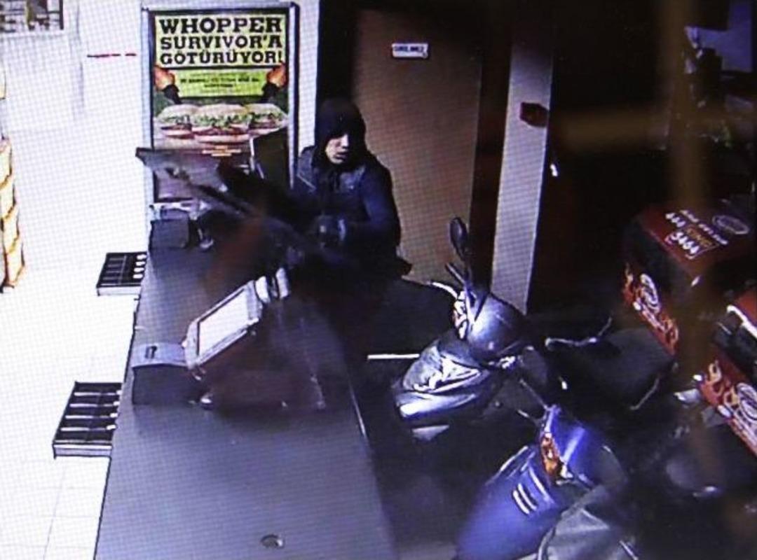 Kasayı A&ccedil;amayınca Kahve Makinesini &Ccedil;aldılar