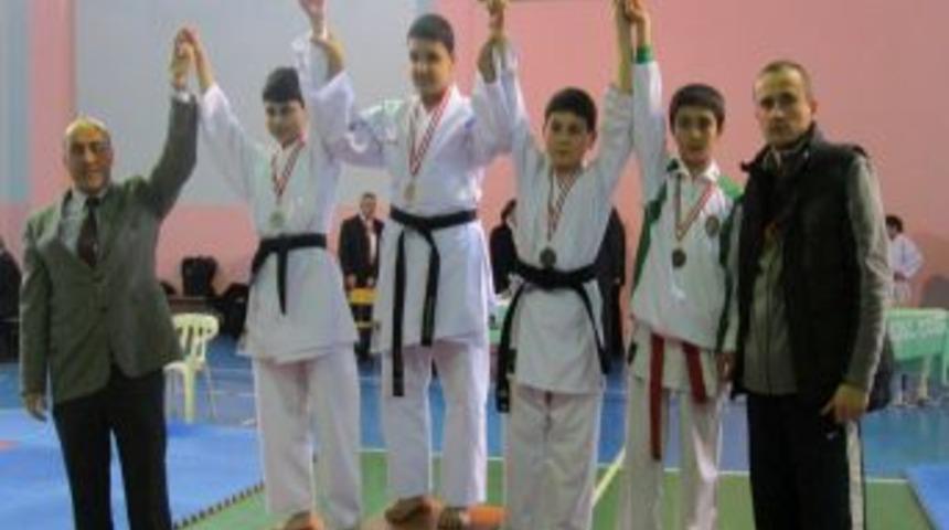 Nil&uuml;fer Yıldırım Ortaokulu &Ouml;ğrencisi Karatede Bursa Şampiyonu