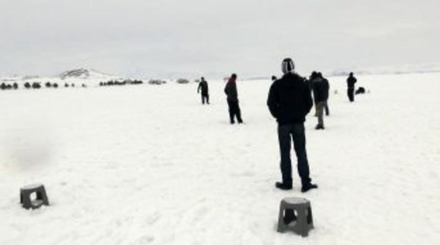 Buz Tutan G&ouml;l &Uuml;zerinde &Ouml;ğrencilerin Futbol Keyfi