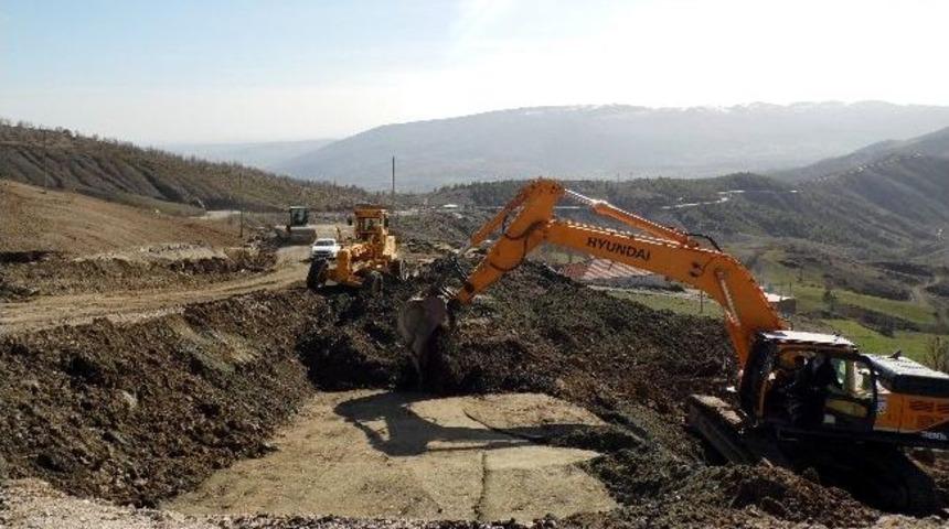 &Ouml;zel Bir Firma &Ccedil;&ouml;ken Karayolunu Onarıyor