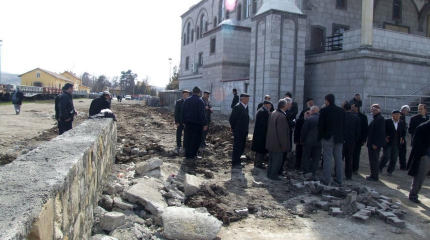 Cami &Ouml;n&uuml;n&uuml;n Duvarla Kapatılmak Istenmesine Vatandaşlar Tepkili