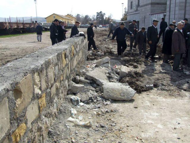 Cami Önünün Duvarla Kapatılmak Istenmesine Vatandaşlar Tepkili