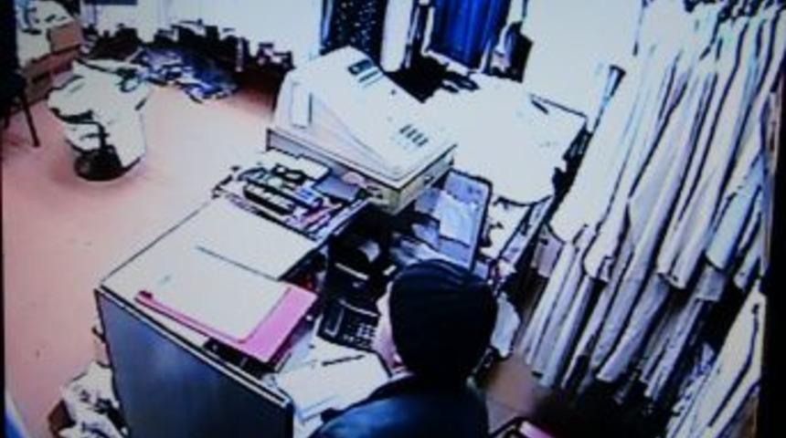 C&uuml;zdan Hırsızı G&uuml;venlik Kamerasına Yakalandı