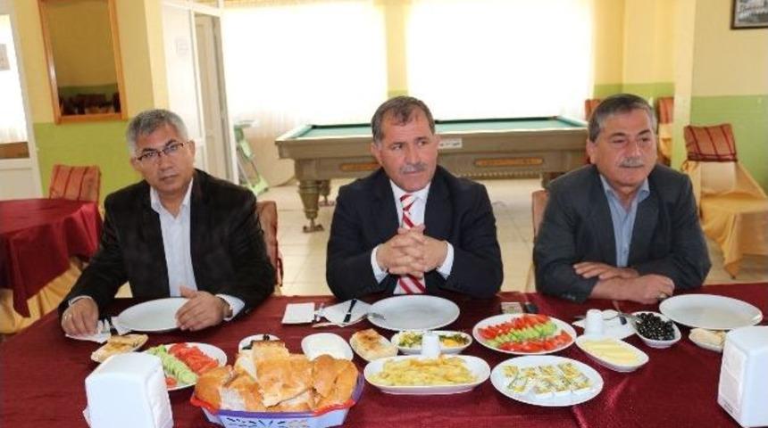 Ak Parti İl&ccedil;e Y&ouml;netiminden Basına "tanışma Yemeği"