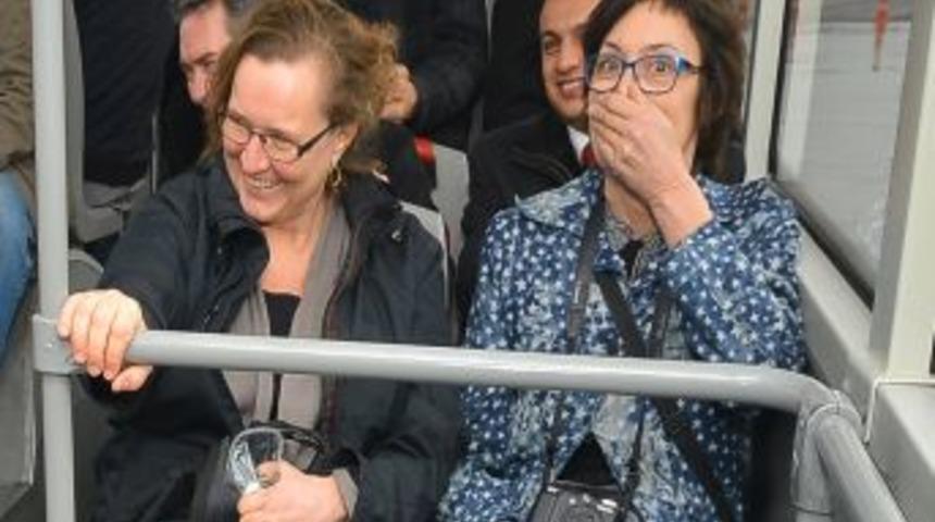 Otob&uuml;s Rallisine Katılan Yabancılar: Sıkı Tutun, D&uuml;şmeyelim