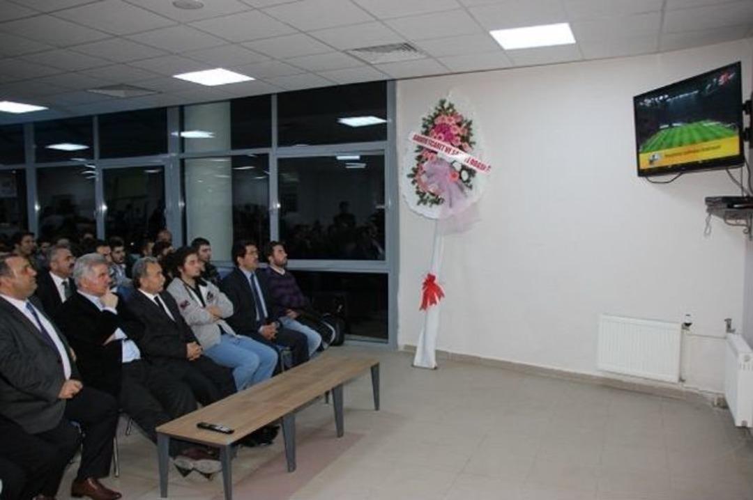 Vali B&uuml;y&uuml;k &Ouml;ğrencilerle Birlikte Futbol Ma&ccedil;ı İzledi