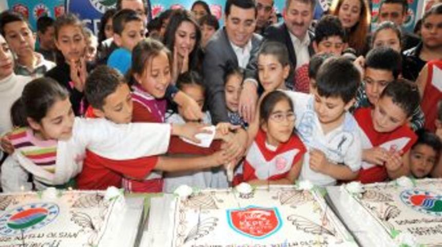 Kepez'de 160 &Ouml;ğrenci Aynı Anda Doğum G&uuml;n&uuml; Pastası Kesti