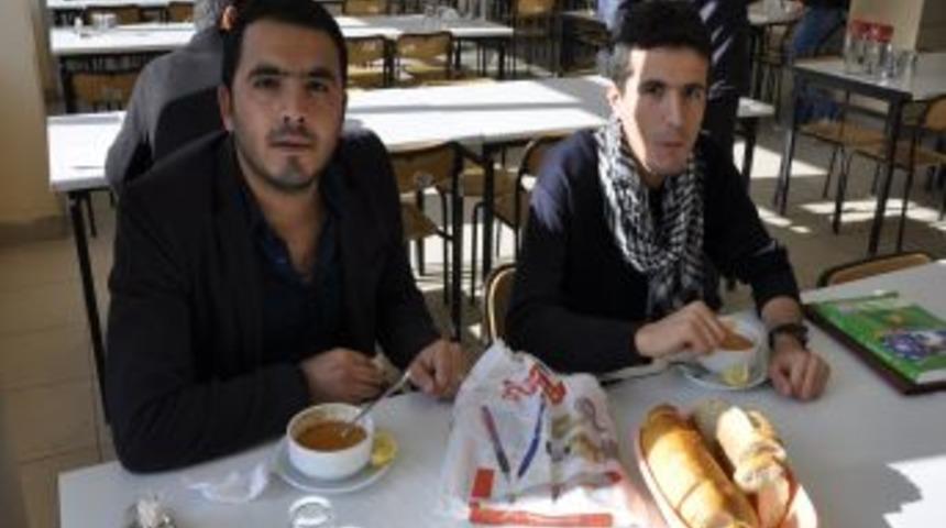 Amasya &Uuml;niversitesi '&ouml;ğrenciler Derse A&ccedil; Geliyor' Diye &Ccedil;orba Dağıtmaya Başladı