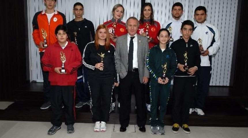 Muratpaşa Belediyesi 2012&rsquo;nin En Başarılı Sporcularını &Ouml;d&uuml;llendirdi