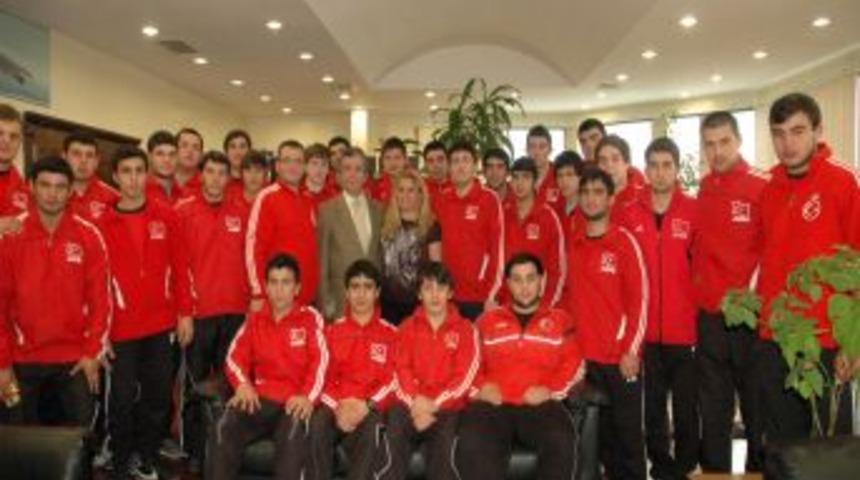 Gen&ccedil; Sporculardan Il M&uuml;d&uuml;r&uuml;ne Ziyaret