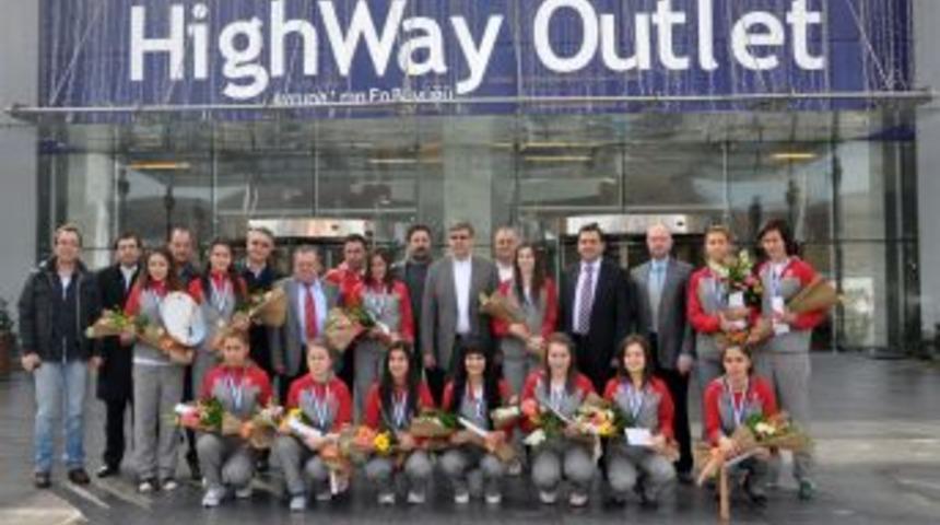 Avrupa Şampiyonları Yuvaya D&ouml;nd&uuml;