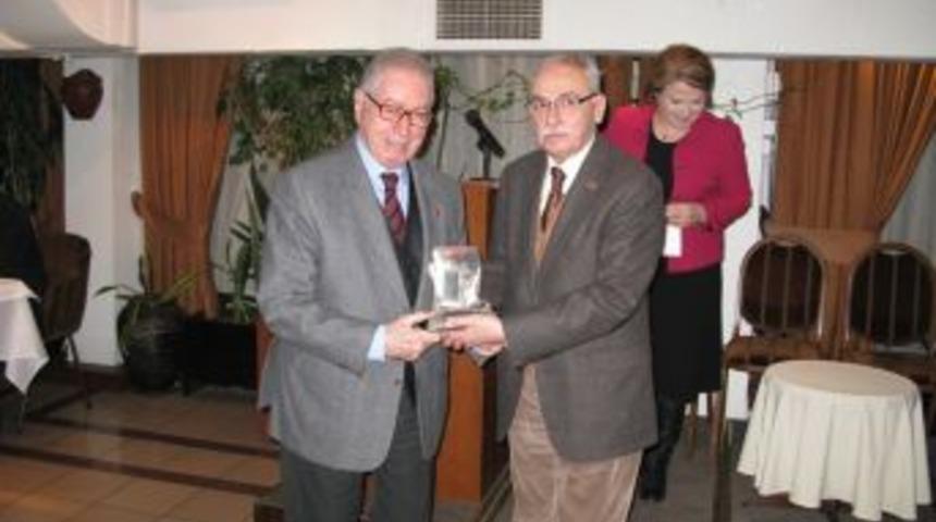 T&uuml;rkiye Gazeteciler Cemiyeti'nden Arıpınar'a Kutlama Plaketi