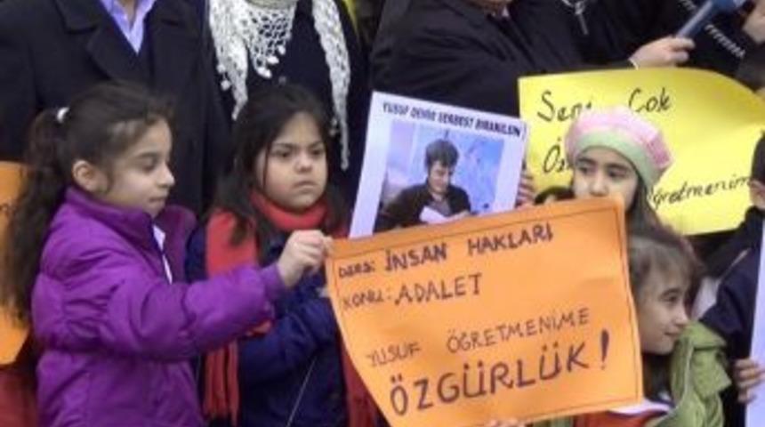 Ter&ouml;rden Tutuklu &Ouml;ğretmen I&ccedil;in Ilkokul &Ouml;ğrencilerine Eylem Yaptırdılar