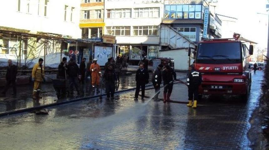 Hakkari&rsquo;de Cadde Ve Sokaklar Tazyikli Suyla Yıkındı