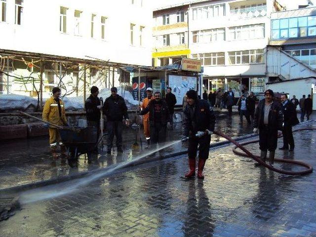 Hakkari’de Cadde Ve Sokaklar Tazyikli Suyla Yıkındı