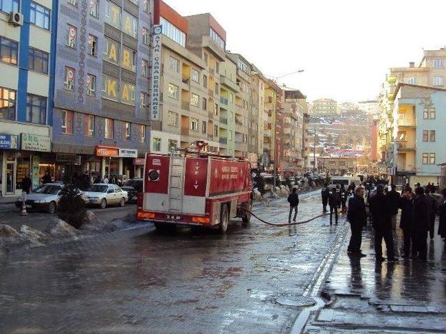 Hakkari’de Cadde Ve Sokaklar Tazyikli Suyla Yıkındı