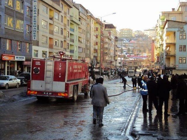 Hakkari’de Cadde Ve Sokaklar Tazyikli Suyla Yıkındı