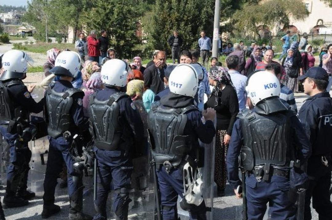 Eylemci K&ouml;yl&uuml;leri Başkan İkna Etti