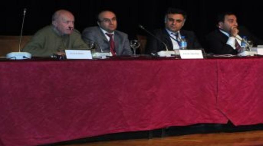 &Ouml;ğrencilerin Engellediği Konferans Gecikmeli Başladı