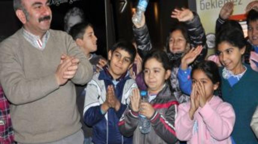 Roman &Ouml;ğrenciler 'Kahraman Maymun' Filmini Izledi