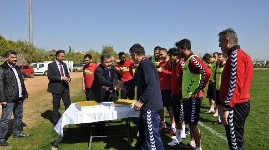 Başkan Tuna&rsquo;dan Futbolculara Tatlı İkramı