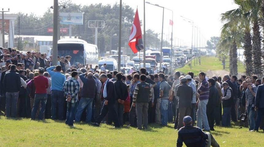 K&ouml;yl&uuml; Yol Kapattı, Antalya&rsquo;ya Ulaşım Saatlerce Durdu
