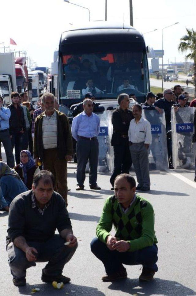 Köylü Yol Kapattı, Antalya’ya Ulaşım Saatlerce Durdu