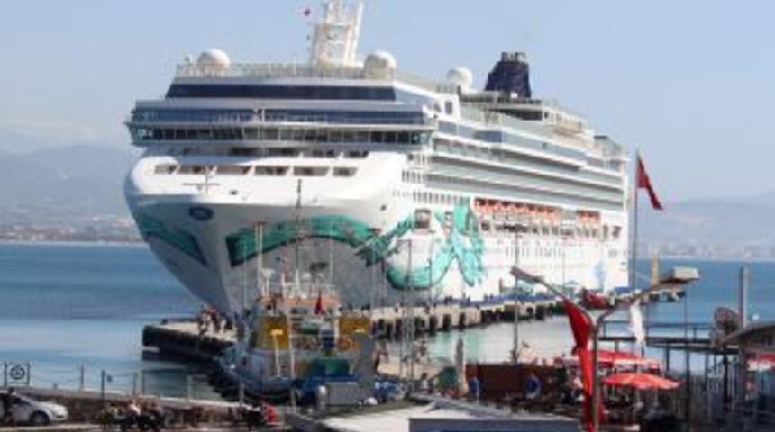 Kruvaziyer Gemi 39 &Uuml;lkeden 2 Bin 400 Yolcu Getirdi