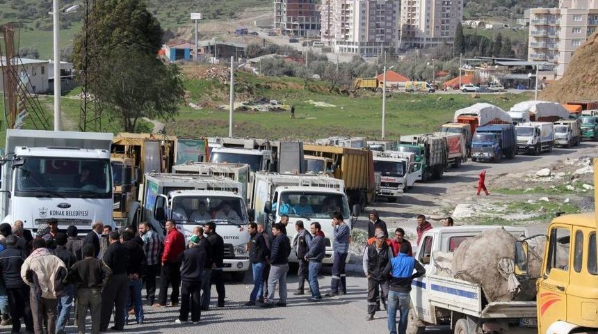 İzmir'de Vatandaşlar &Ccedil;&ouml;p Kamyonlarının &Ouml;n&uuml;n&uuml; Keserek Eylem Yaptı