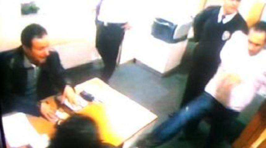 Polisin Yanında Kız Kardeşine Saldırdı