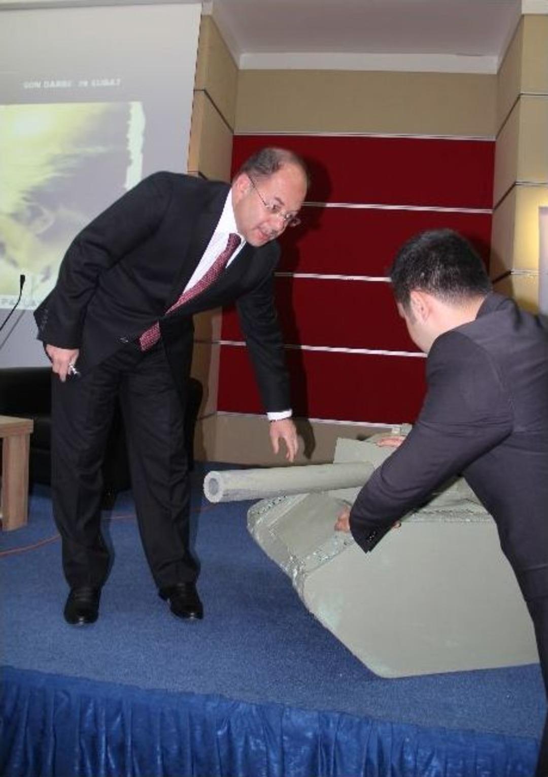 Eski Sağlık Bakanı Akdağ, Tankın Namlusunu Duvara &Ccedil;evirdi