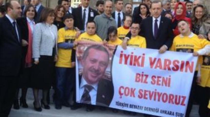 Başbakan Erdoğan’a Engelli Çocuklardan Doğum Günü Sürprizi