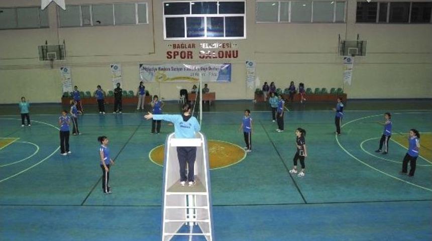 Diyarbakır'da Kadın Voleybol Turnuvası Başladı
