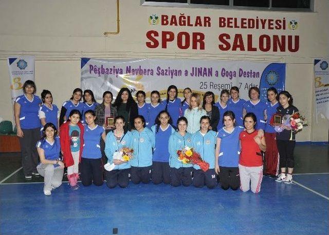 Diyarbakır'da Kadın Voleybol Turnuvası Başladı