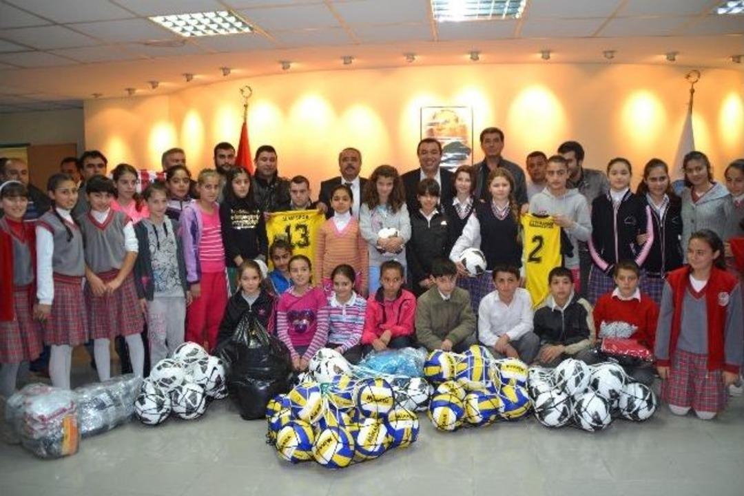 Turgutlu Belediyesi'nden Spor Malzemesi Desteği