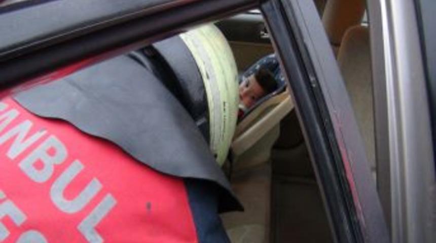 Otomobilde Kilitli Kalan 10 Aylık Bebeği Itfaiye Kurtardı