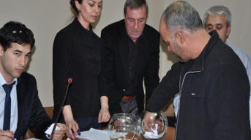 Turgutlu'da Pazar Tezgahı Kuraları &Ccedil;ekildi