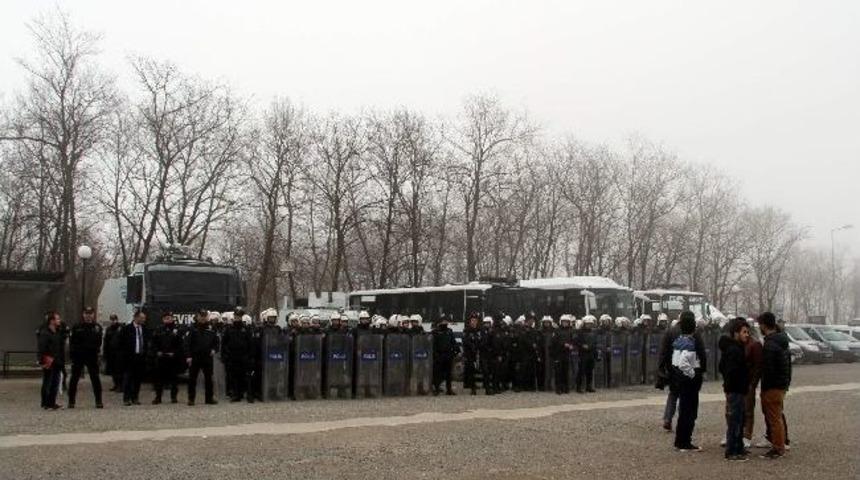 Hocalı Katliamına Om&uuml;&rsquo;de Tepki