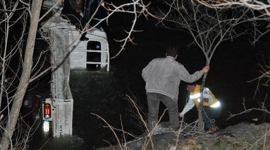 G&uuml;m&uuml;şhane&rsquo;de İki Ayrı Trafik Kazasında 3 Kişi Yaralandı