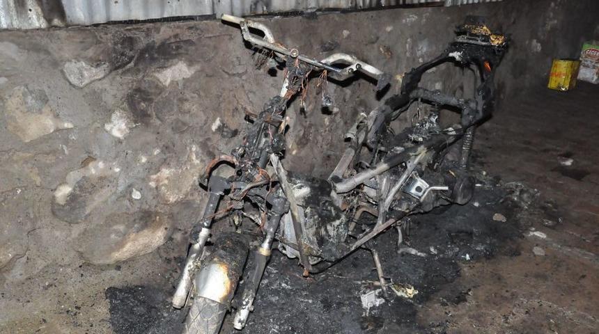 Bing&ouml;l'de Park Halindeki Motosiklet Yakıldı