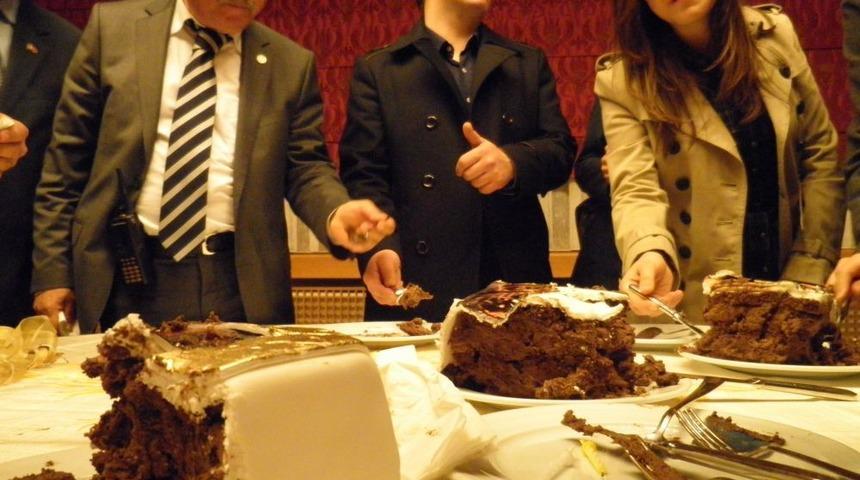 Başbakan'ın Kestiği Pastayı Partili Gen&ccedil;ler Yedi