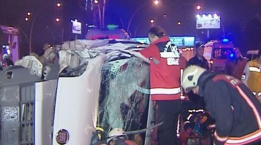 Aracında Sıkışan Yaralının Yardımına UMKE G&ouml;revlisi Yetişti